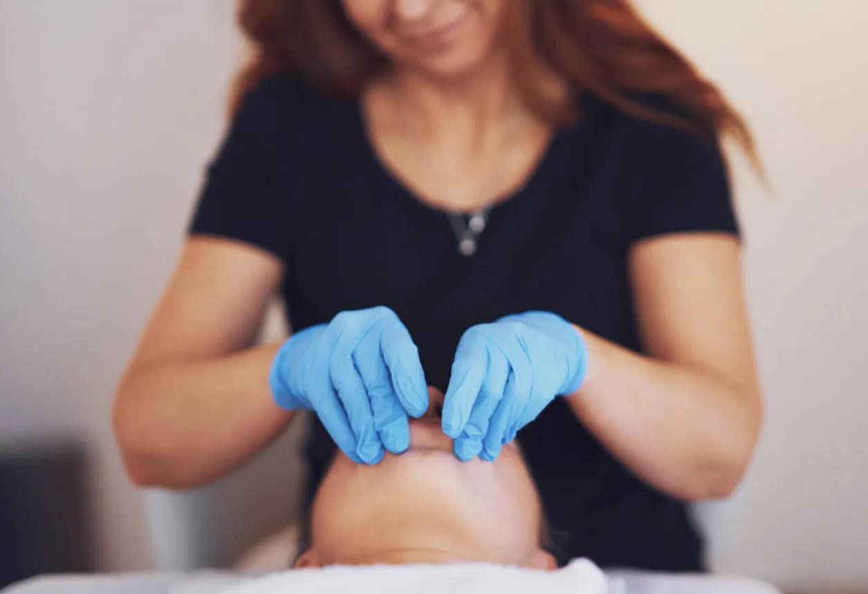 Intraorale Buccal Massage Technik im Denolya Studio Wien